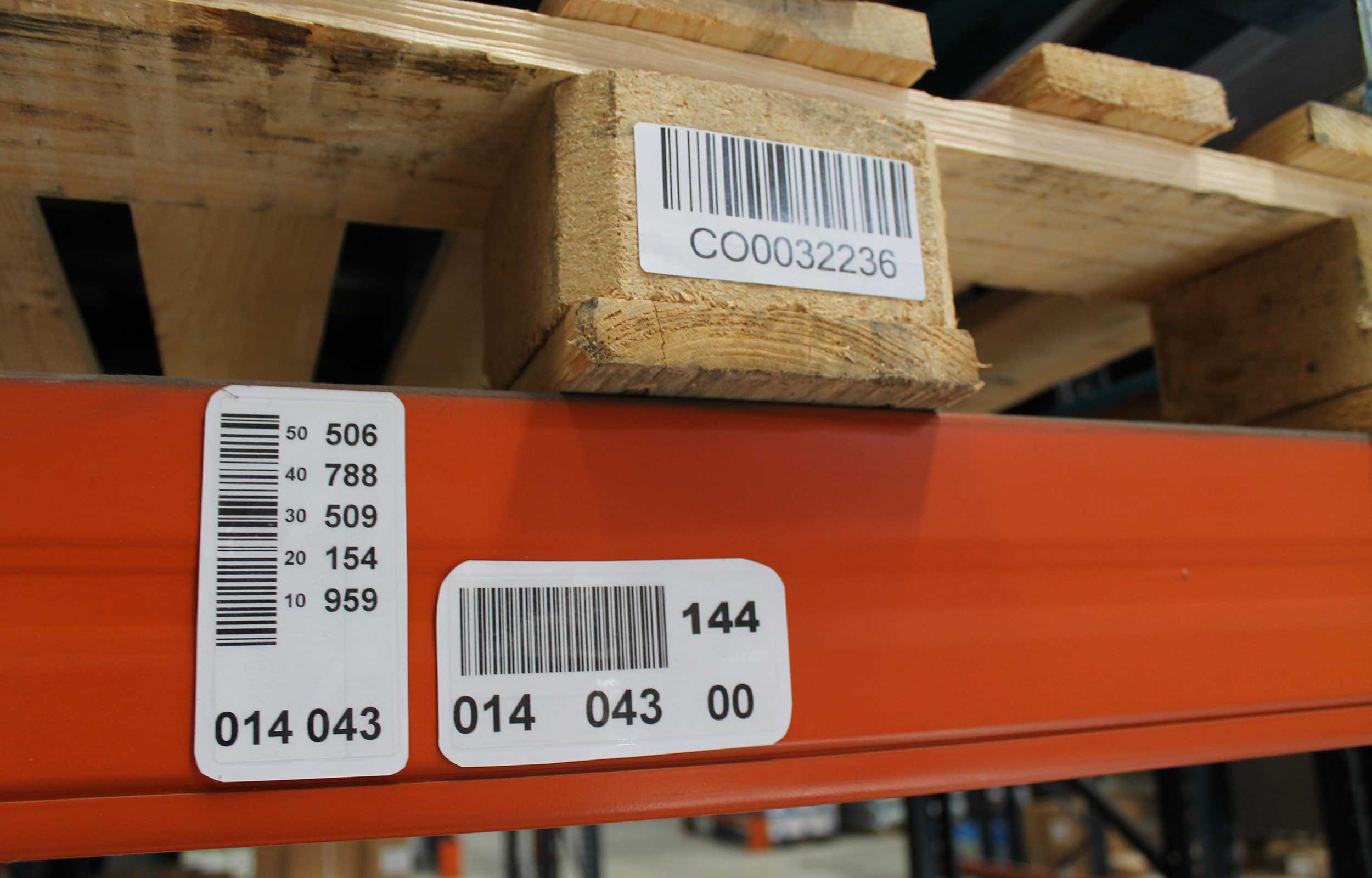 Etichettatura merci in magazzino